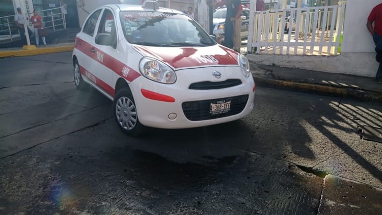 Motociclista se impacta por alcance contra un taxi en San Andrés Tuxtla