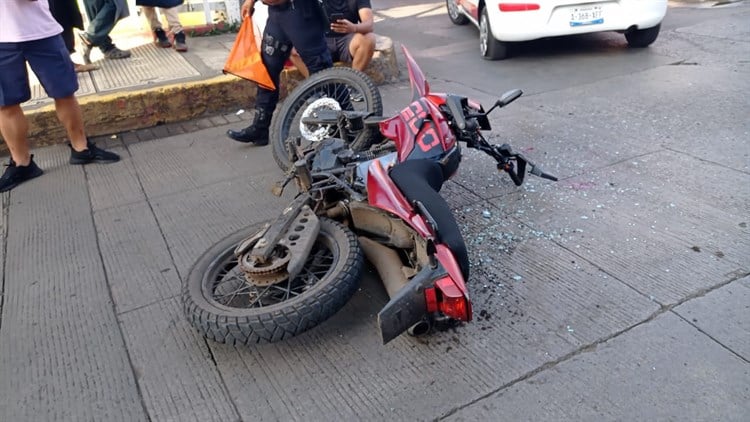 Motociclista se impacta por alcance contra un taxi en San Andrés Tuxtla