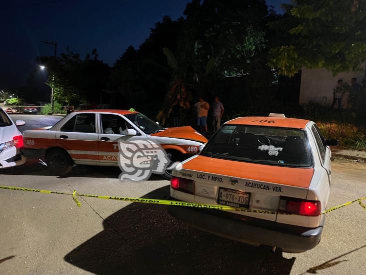 Choque entre taxis en la colonia Revolución de Acayucan