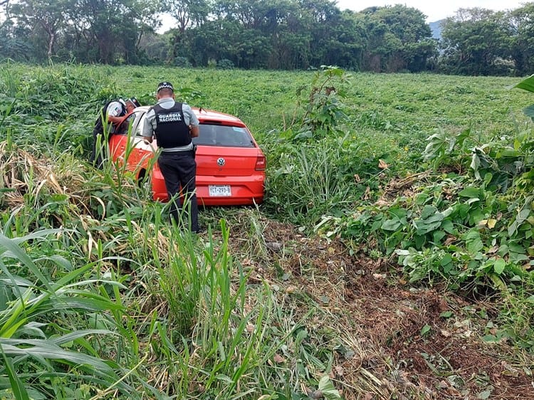 Conductor sale del camino y deja vehículo abandonado en San Andrés Tuxtla