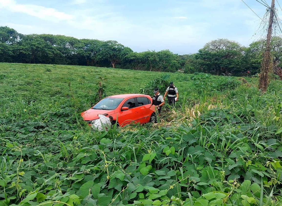 Conductor sale del camino y deja vehículo abandonado en San Andrés Tuxtla