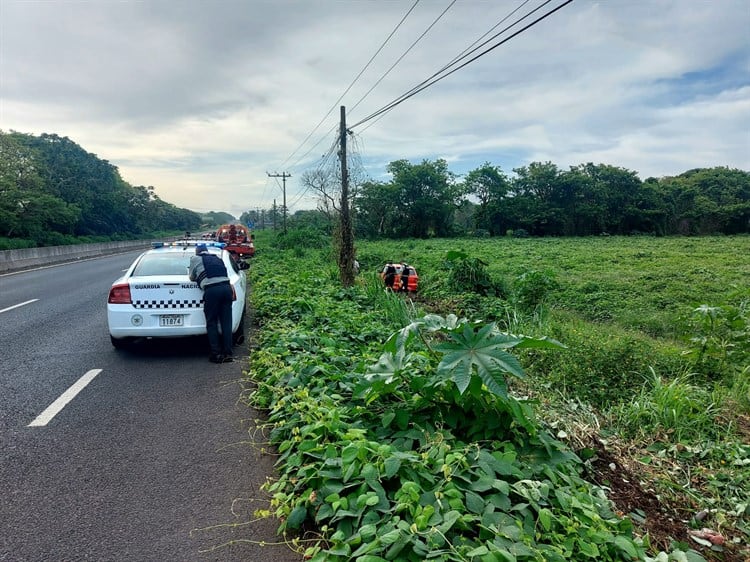 Conductor sale del camino y deja vehículo abandonado en San Andrés Tuxtla