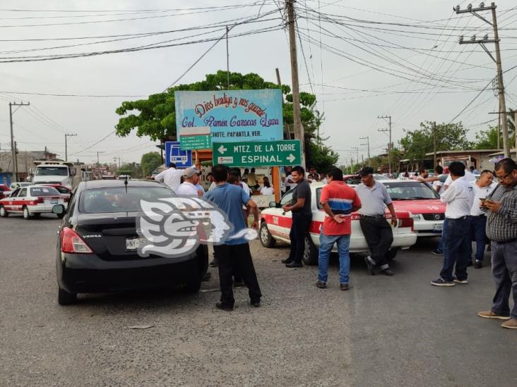 Taxistas bloquean carreteras del Totonacapan; exigen entrega de cuerpos de fallecidos