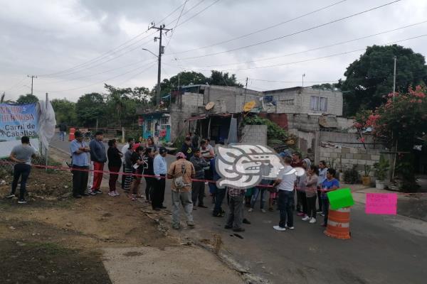 Bloquean carretera de Ixtaczoquitlán en demanda de colocación de topes