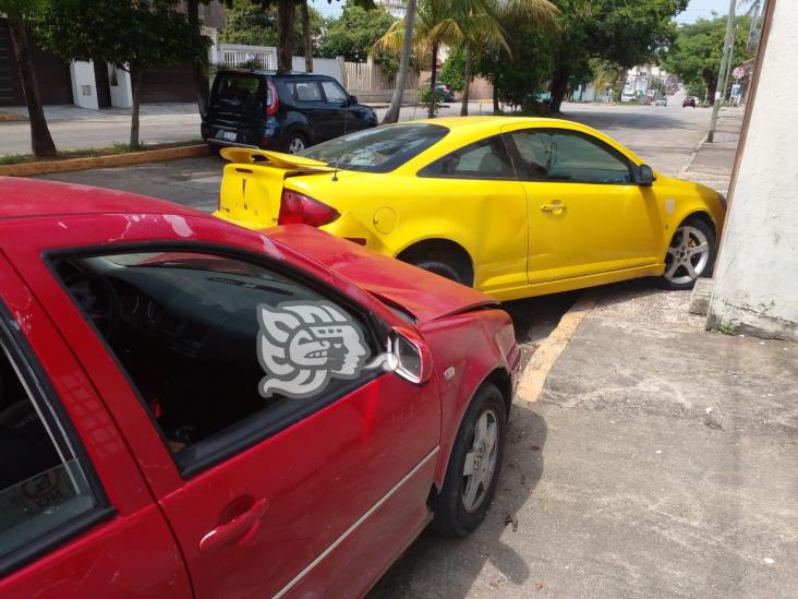 Video: Impactan auto estacionado en calles de la Benito Juárez Norte