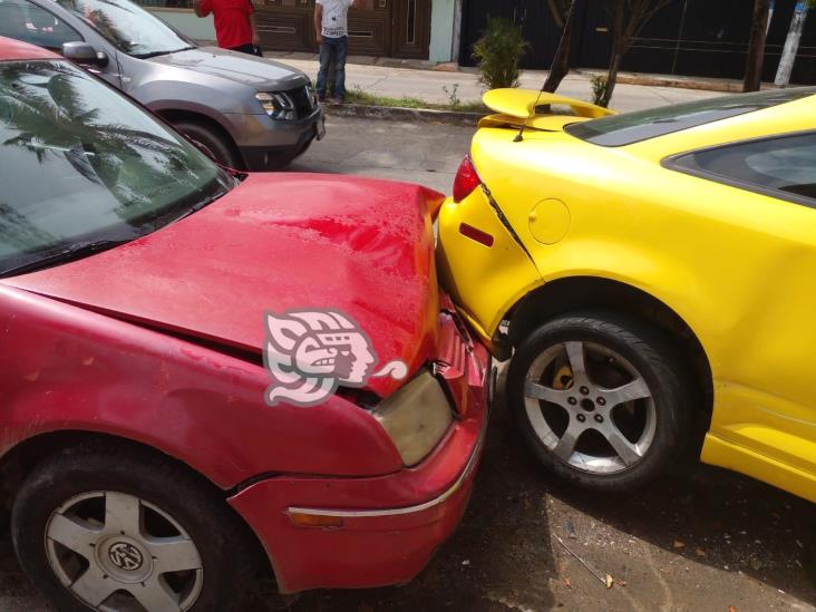 Video: Impactan auto estacionado en calles de la Benito Juárez Norte