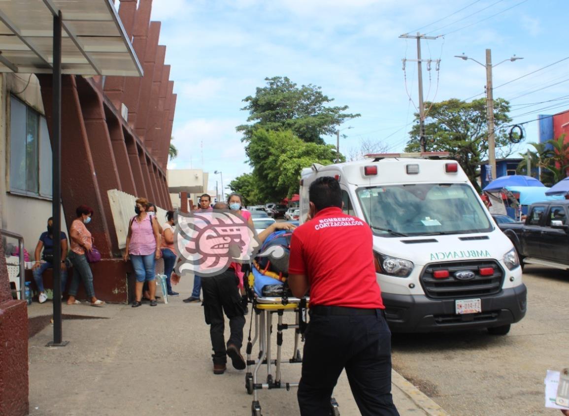 Hospitalizan a empleado tras quedar prensado por caja de tráiler