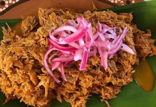 500 personas resultaron intoxicadas por comer cochinita pibil en Yucatán