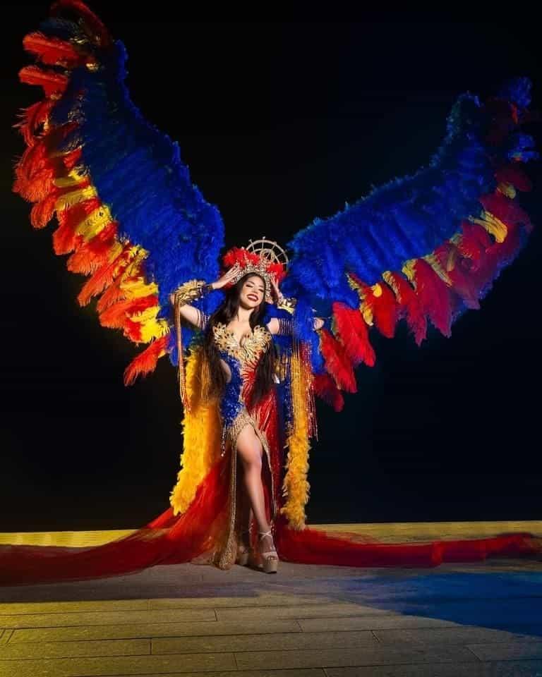 Vestido de YeriMUA, inspirado en guacamaya roja de Los Tuxtlas