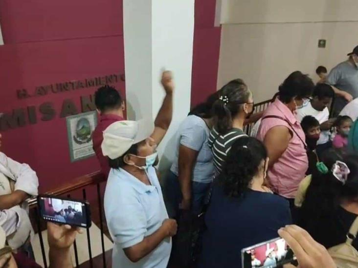 Colonos irrumpen sesión del Cabildo de Misantla