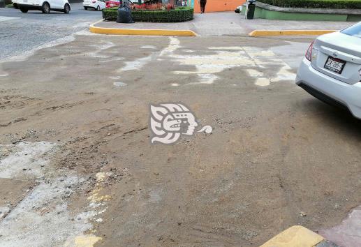 ”Duna” invaden paso peatonal de la avenida Ávila Camacho de Xalapa