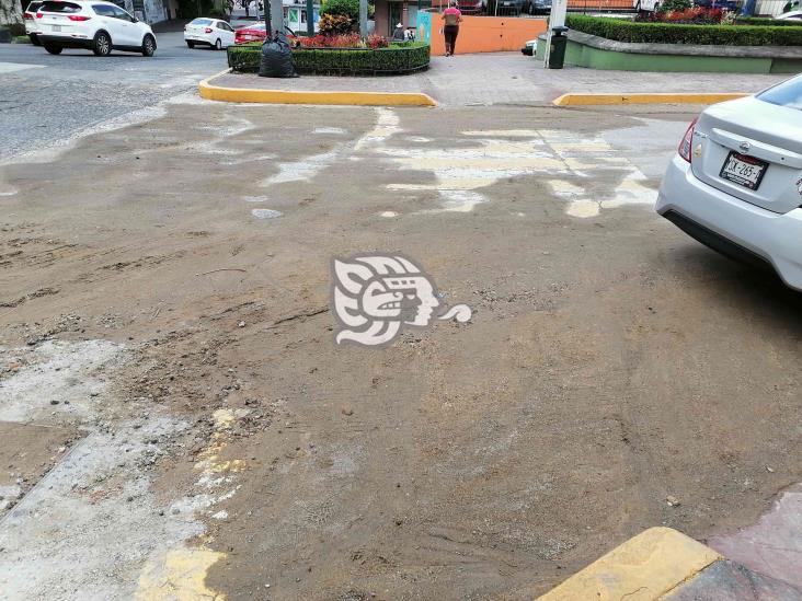 ”Duna” invaden paso peatonal de la avenida Ávila Camacho de Xalapa