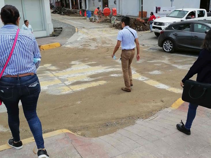 ”Duna” invaden paso peatonal de la avenida Ávila Camacho de Xalapa