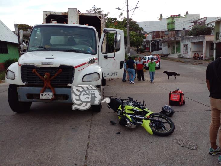 Choca motociclista contra camión de la Limpia Pública en Coatzacoalcos