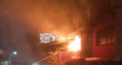 Arde vivienda de Cosoleacaque por corto circuito