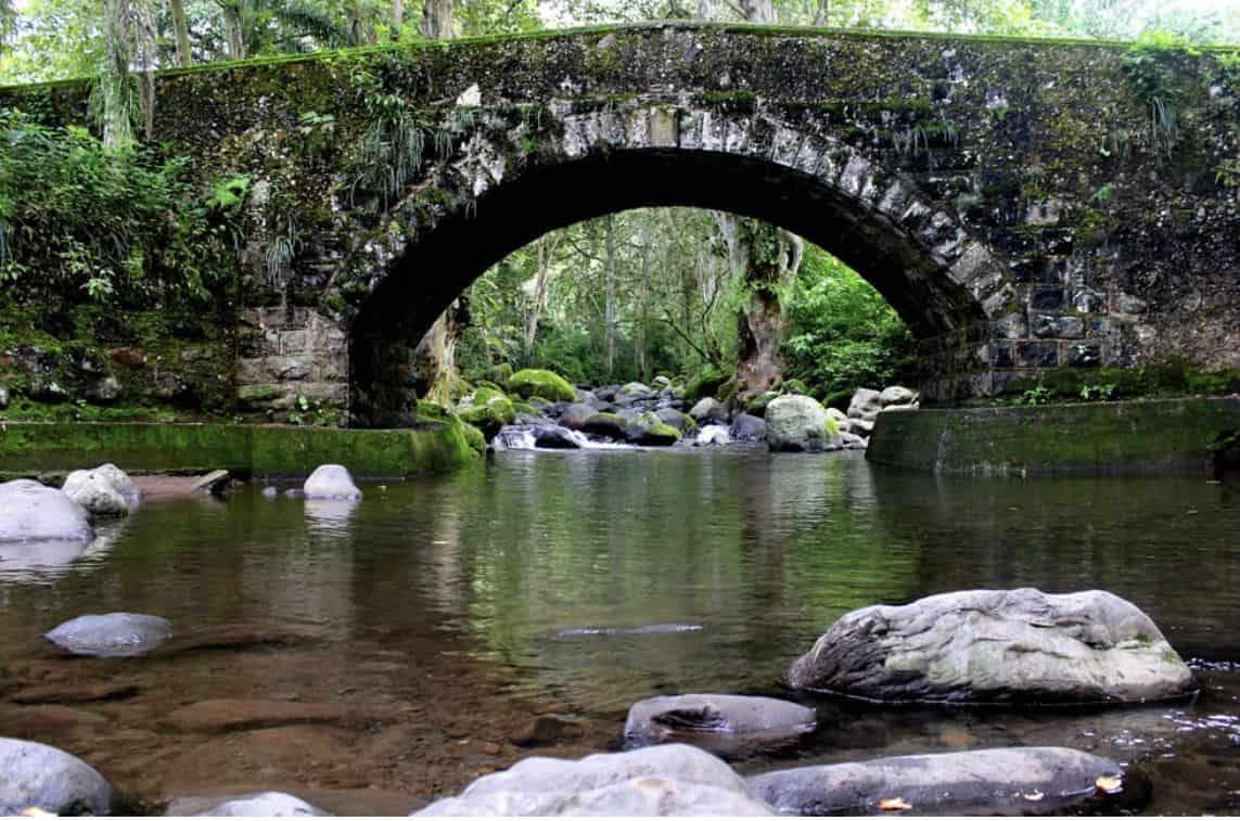 Tras fuertes lluvias, reportan posibles daños en Puente del Diablo de Coatepec