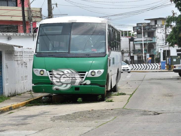 Camiones chatarras obstruyen el paso cerca del túnel sumergido