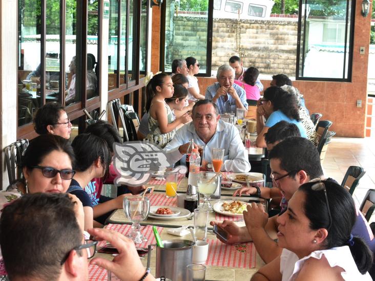 Favorable afluencia en restaurantes de Coatzacoalcos por Día del Padre