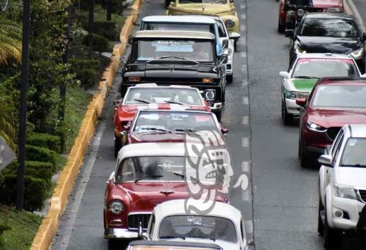 Festejan el Día de Padre con desfile de autos clásicos
