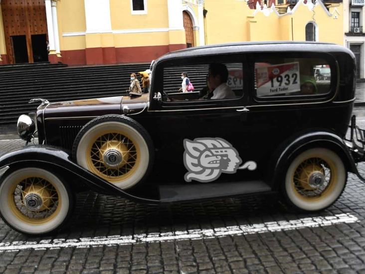 Festejan el Día de Padre con desfile de autos clásicos