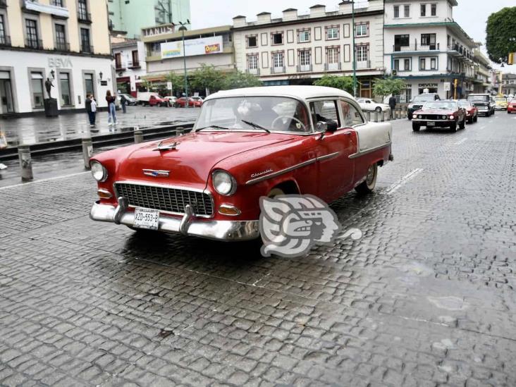 Festejan el Día de Padre con desfile de autos clásicos