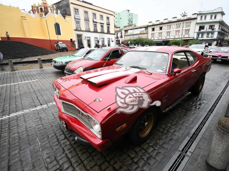 Festejan el Día de Padre con desfile de autos clásicos