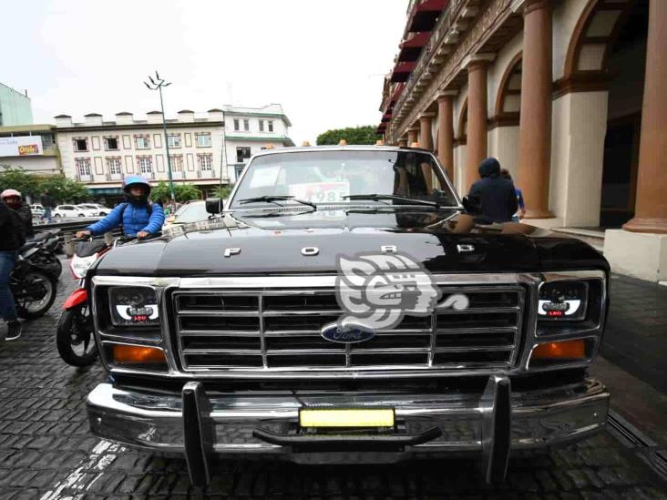 Festejan el Día de Padre con desfile de autos clásicos