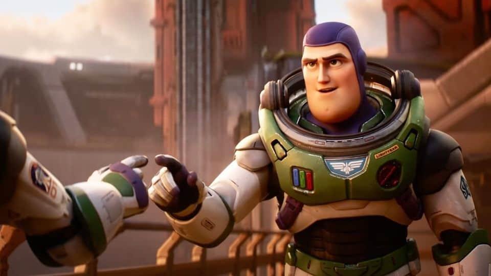 Acusan a Cinépolis de cortar beso lésbico en película Lightyear