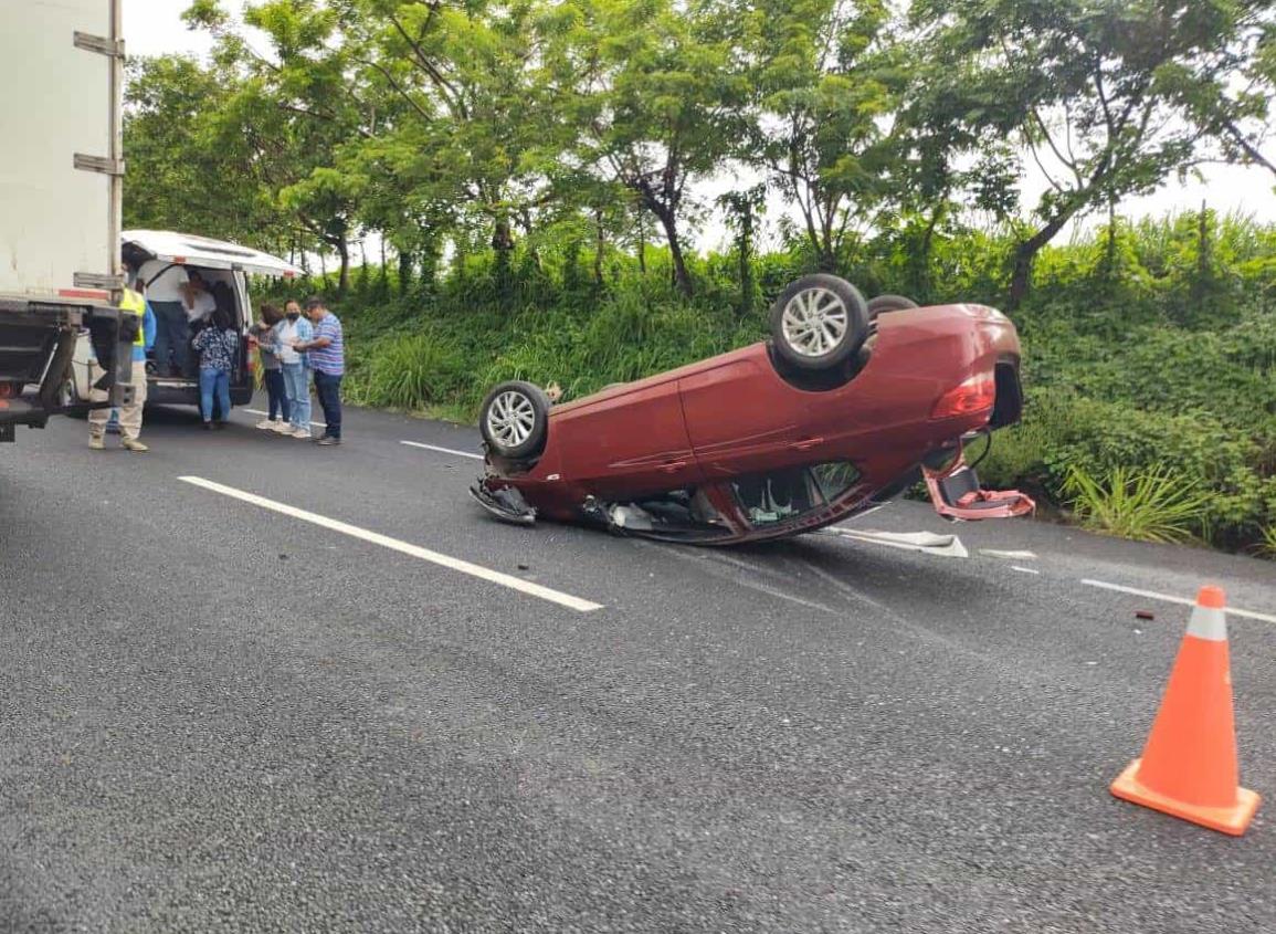 Vuelca automóvil tras esquivar una camioneta sobre la carretera a San Andrés Tuxtla