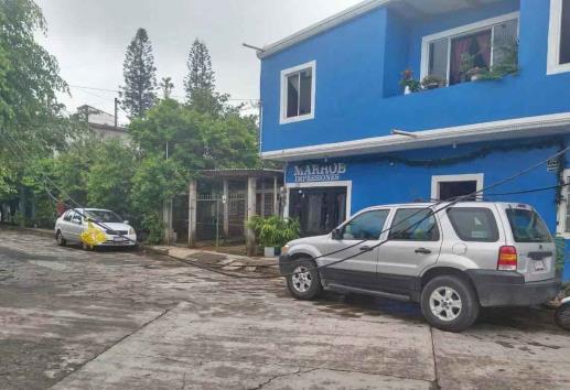 Camión "fantasma" tira cableado telefónico en Misantla