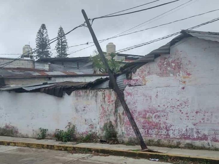 Camión “fantasma” tira cableado telefónico en Misantla