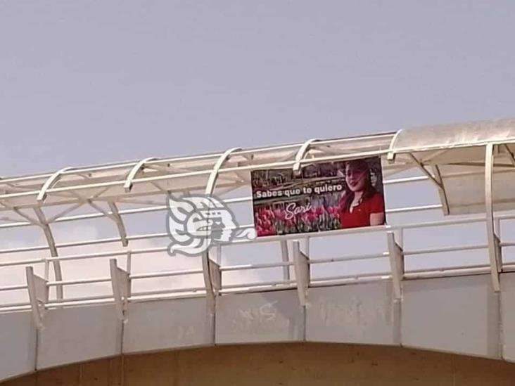 Cuelgan amorosa manta en puente peatonal de Coatzacoalcos