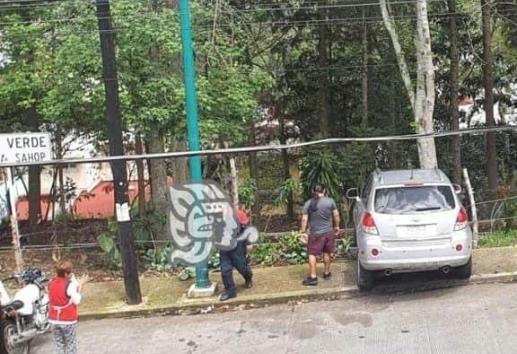 Camioneta choca contra poste en la colonia Sahop de Xalapa