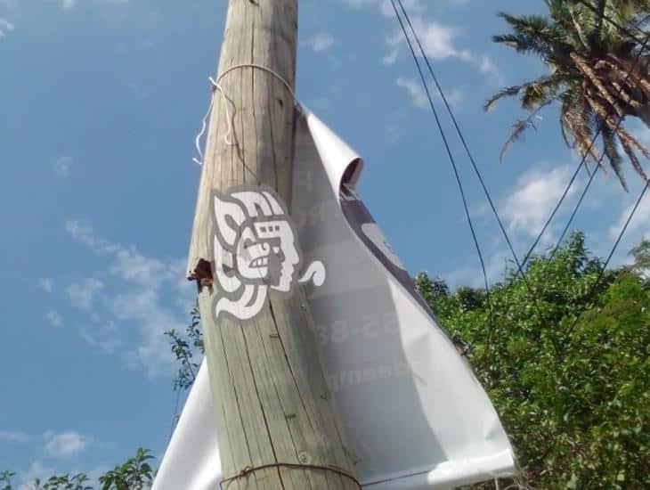 Aparente poste de Telmex, a punto de caer en calles de Minatitlán