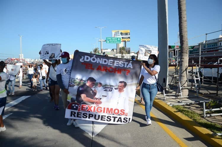 Marchan para exigir aparezca el director de la Policía Vial de Veracruz desaparecido