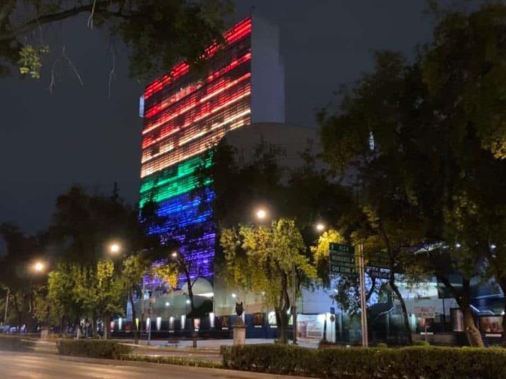 Senado de la República se iluminó con colores de la bandera LGBTTTIQ