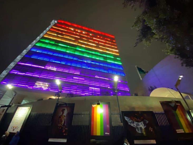 Senado de la República se iluminó con colores de la bandera LGBTTTIQ