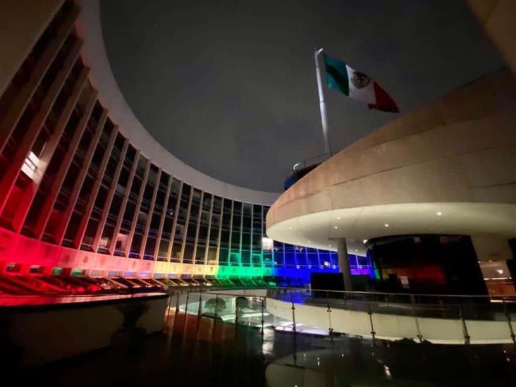 Senado de la República se iluminó con colores de la bandera LGBTTTIQ