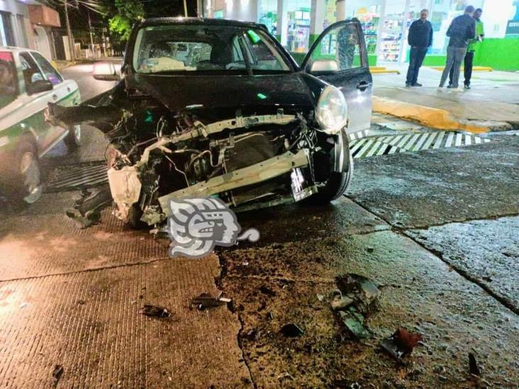 Choque entre grúa y automóvil dejó daños materiales en Xalapa