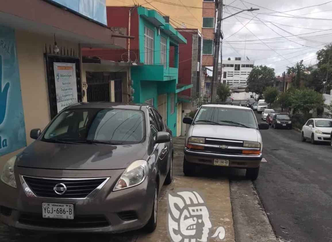 Veracruzanos usan banquetas de estacionamiento en Xalapa y exponen a peatones