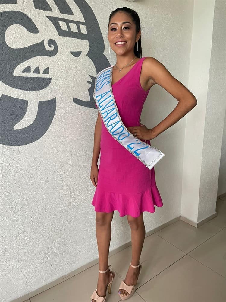 Comité de la organización Miss Mundo Alvarado visita periódico Imagen de Veracruz