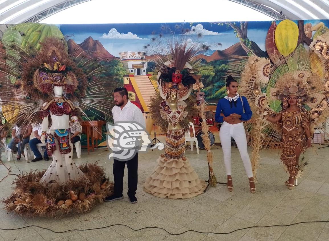 Premian traje ganador de concurso de la reina de la feria de Oluta