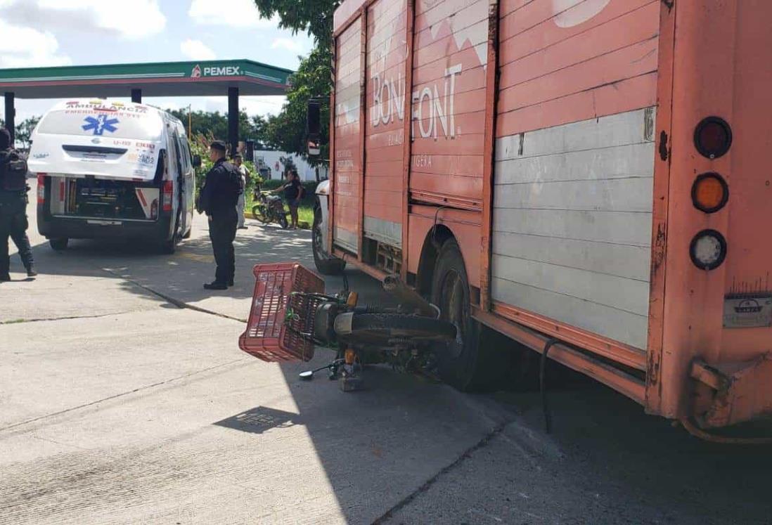 En Cosamaloapan, camión repartidor impacta a moto en la carretera federal 175