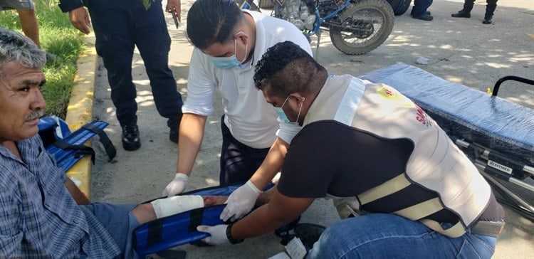 En Cosamaloapan, camión repartidor impacta a moto en la carretera federal 175