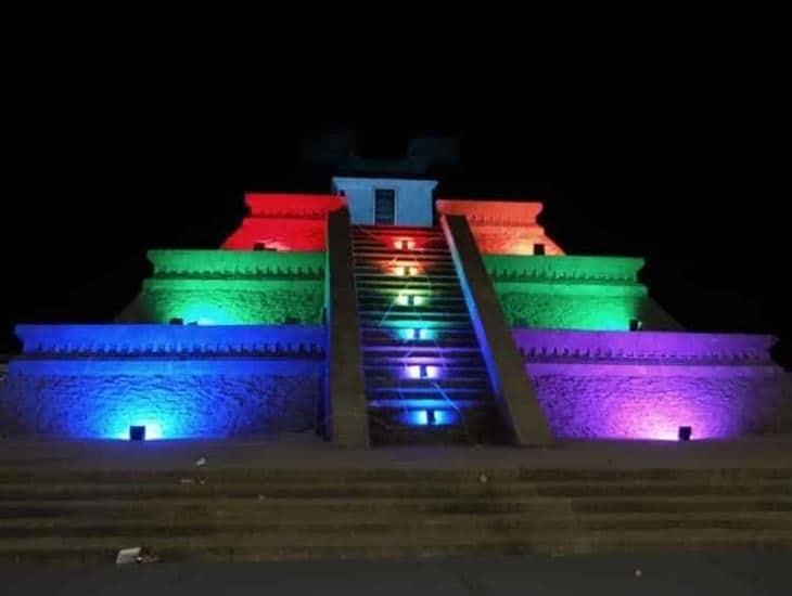 Colores de la bandera LGBTTTIQA+ iluminan pirámide del Malecón de Coatzacoalcos