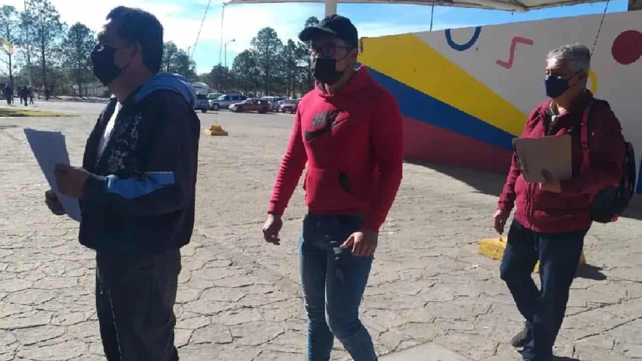 Joven se alquila haciendo “fila” a personas y poder pagar sus estudios en Durango