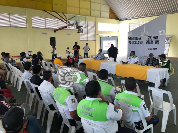 (+Video) Promueven uso del casco en Acayucan 