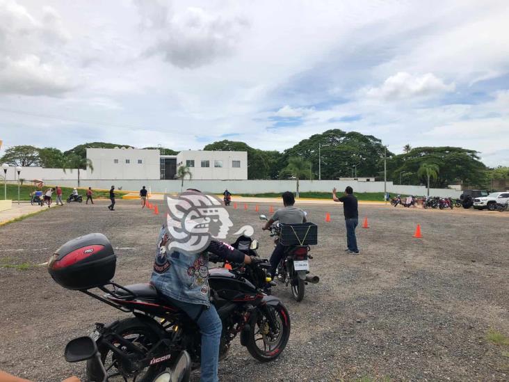 (+Video) Promueven uso del casco en Acayucan 