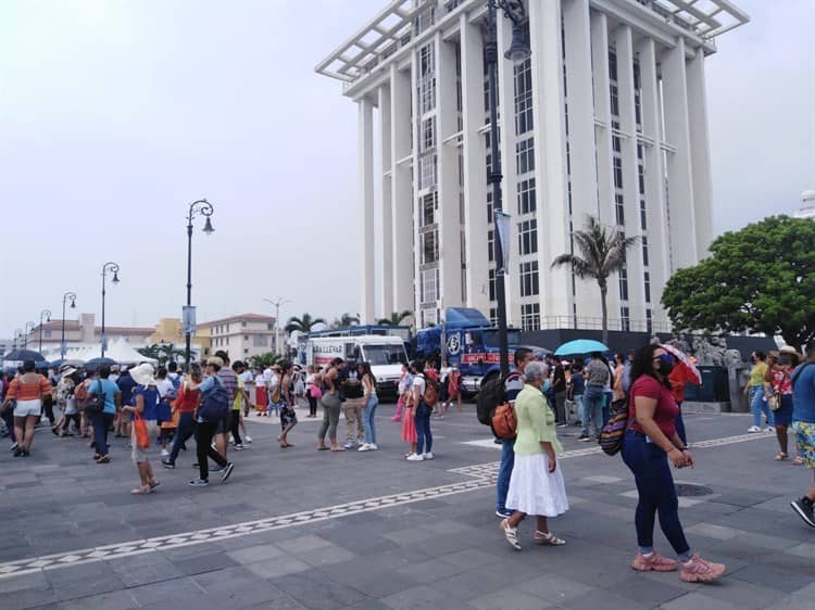 Se registran largas filas en el tercer día para visitar los veleros en Veracruz