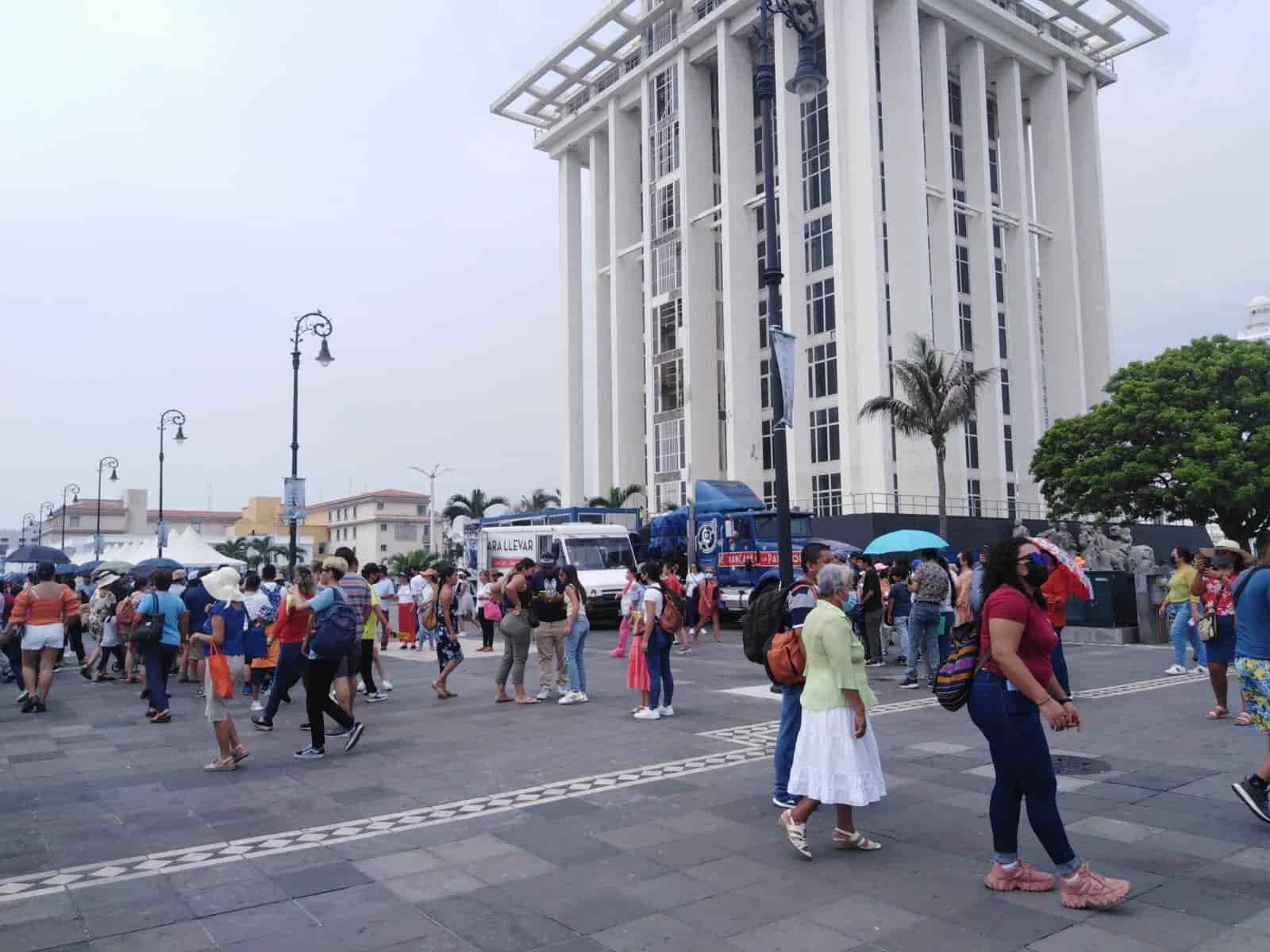 Malecón de Veracruz luce abarrotado por turistas que buscan ver los veleros